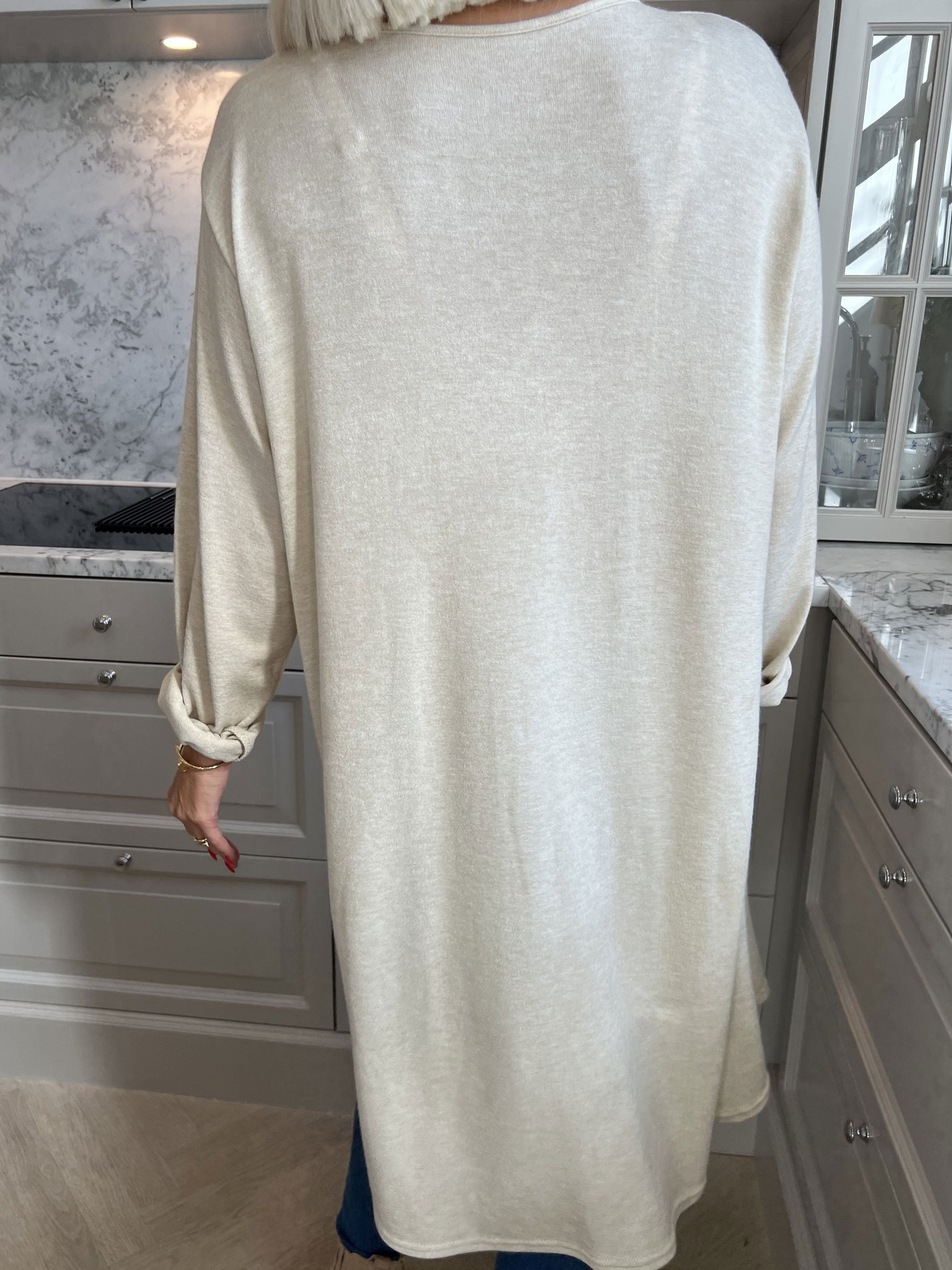 Sidsel - Härlig mjuk klänning med silverringar framtill